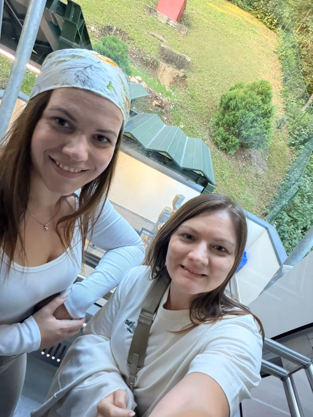 Two members taking a selfie in the cable car up Tâmpa